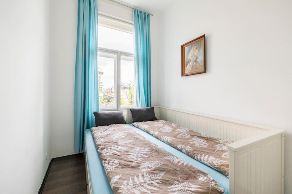 Charming Spacious Apartment Вена Экстерьер фото