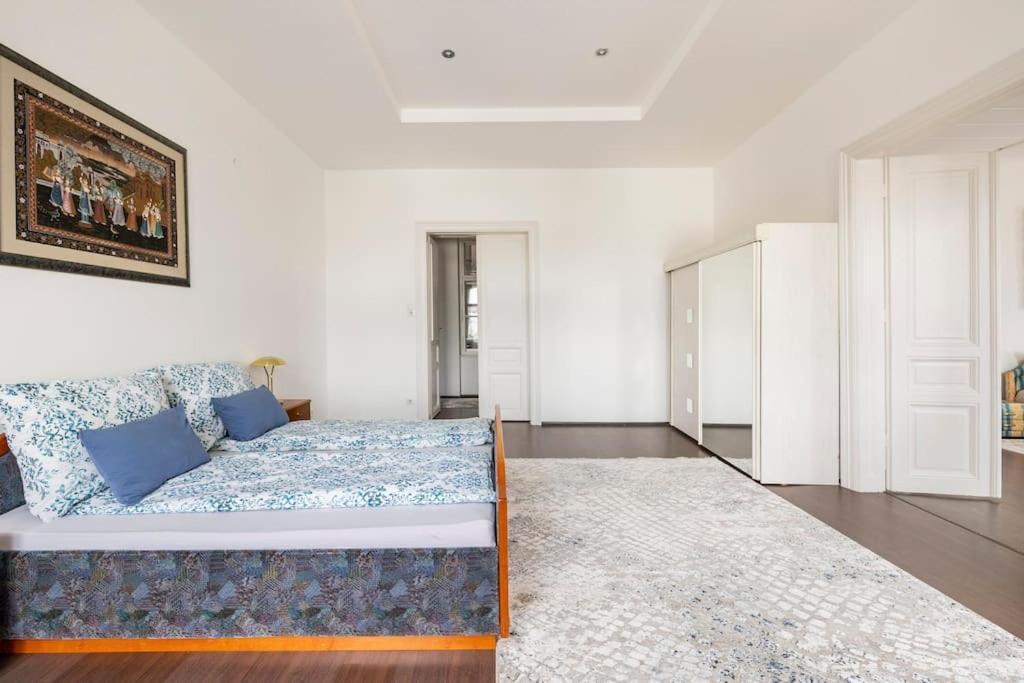 Charming Spacious Apartment Вена Экстерьер фото