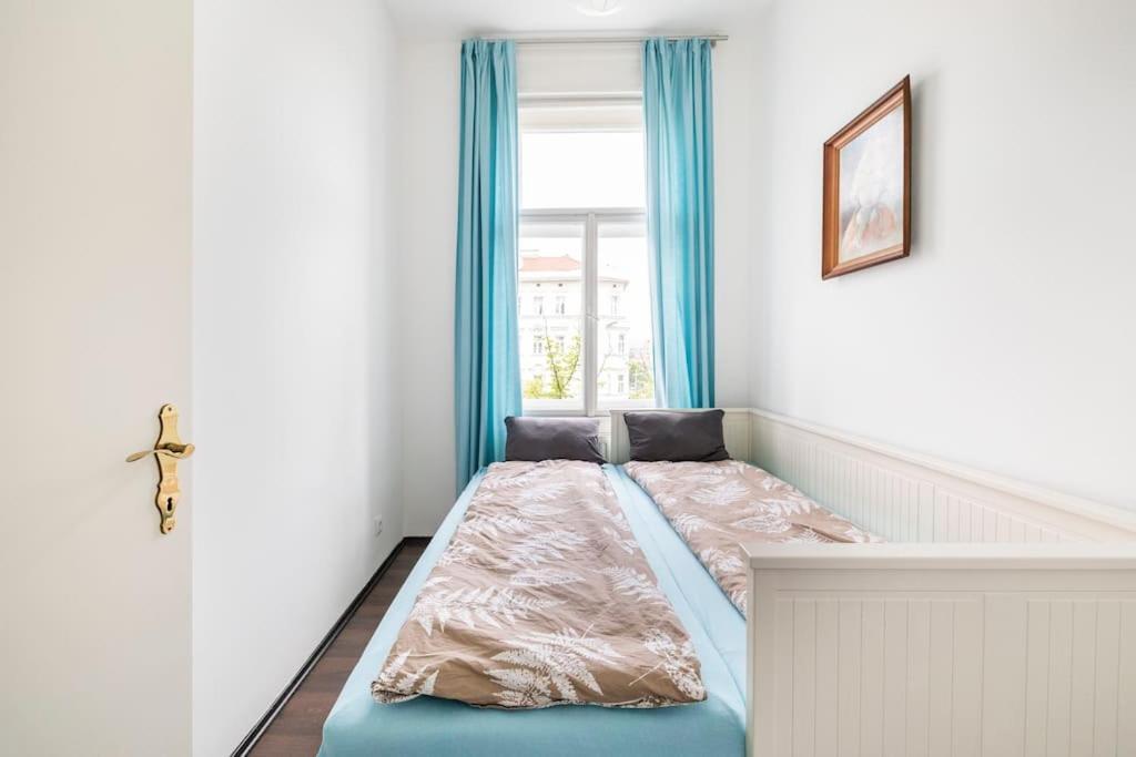 Charming Spacious Apartment Вена Экстерьер фото