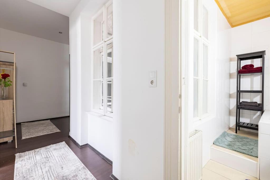 Charming Spacious Apartment Вена Экстерьер фото