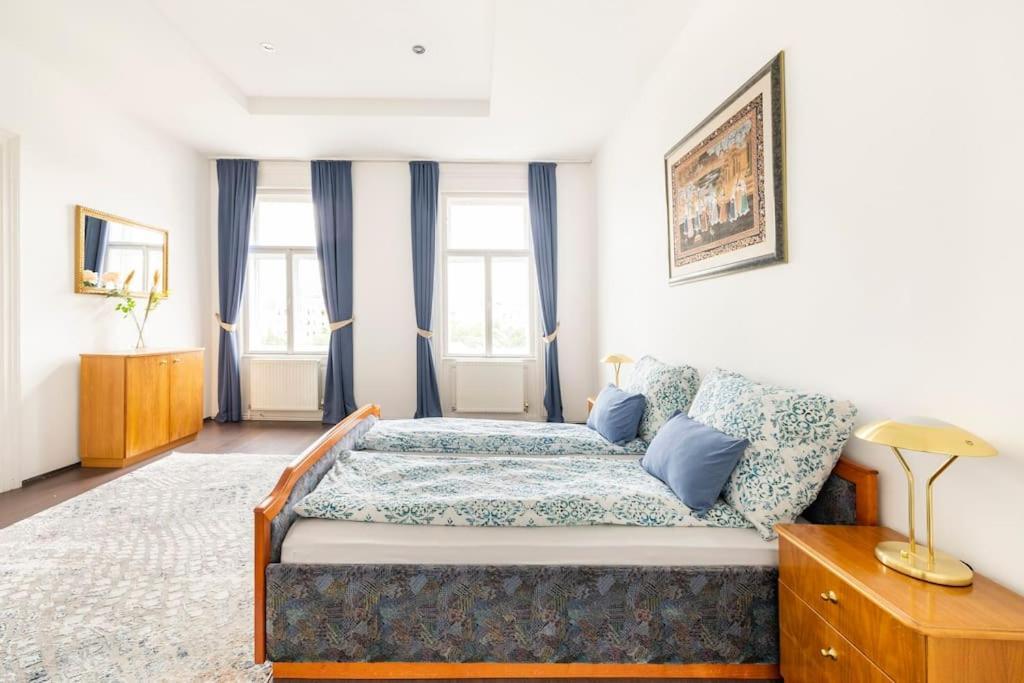 Charming Spacious Apartment Вена Экстерьер фото