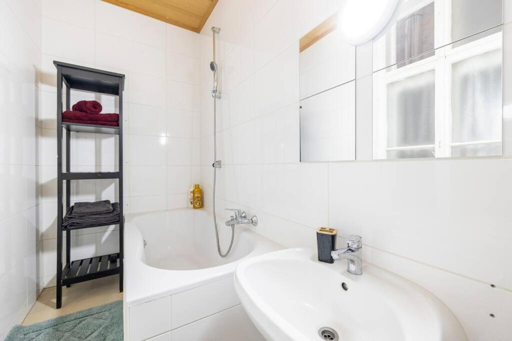 Charming Spacious Apartment Вена Экстерьер фото