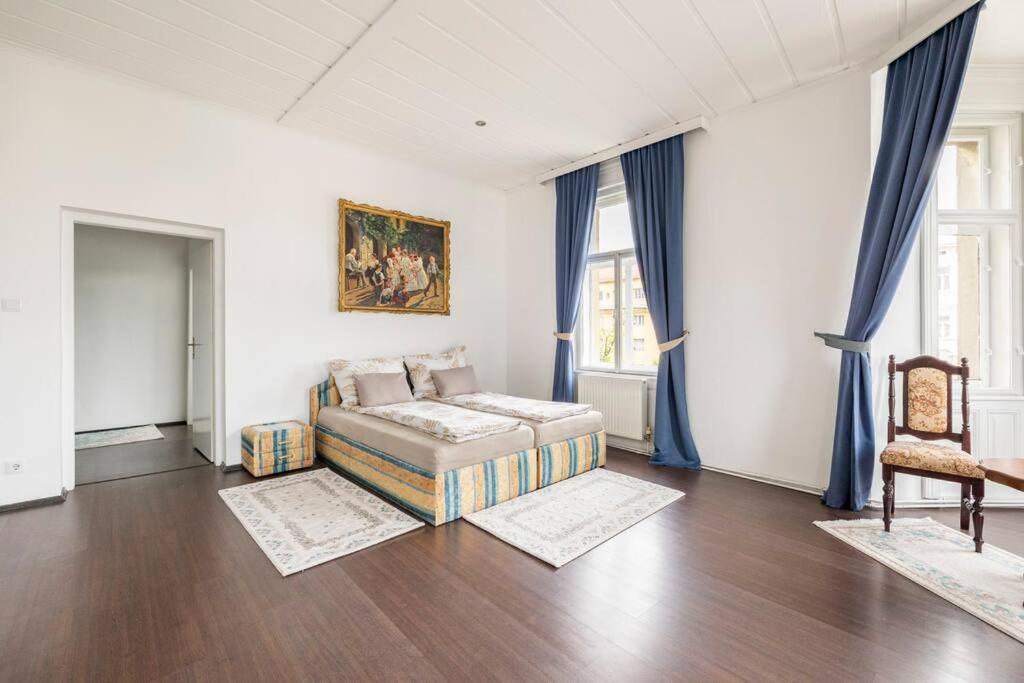 Charming Spacious Apartment Вена Экстерьер фото