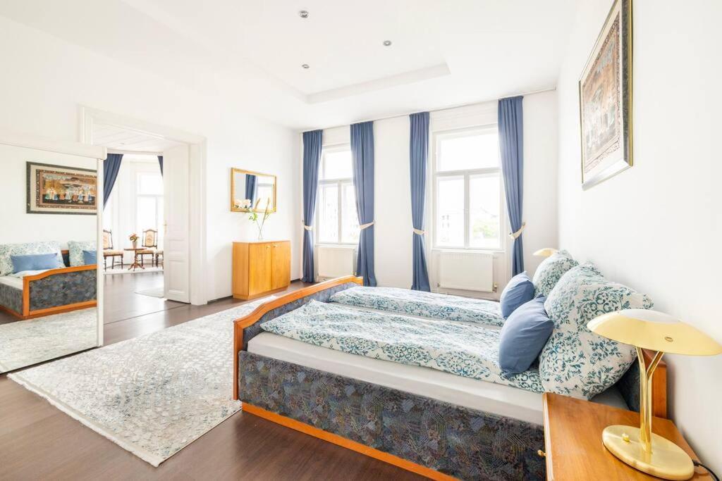 Charming Spacious Apartment Вена Экстерьер фото